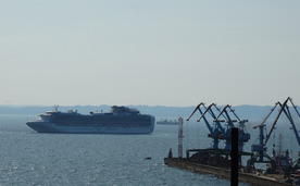 Очередной раз, огромный круизный лайнер «Sun Princess» зашел в Сахалинский порт -  КОРСАКОВ!